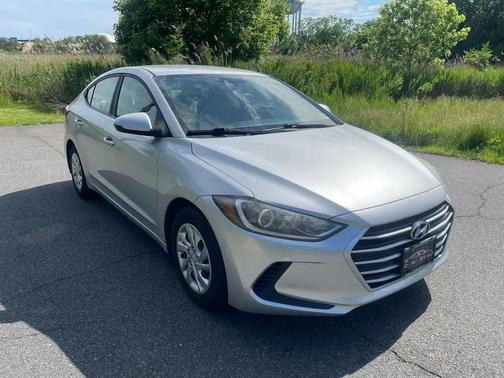 Silver 2017 Hyundai ELANTRA SE