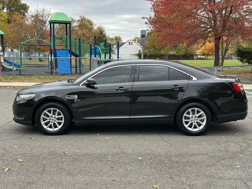 2013 Ford Taurus SE