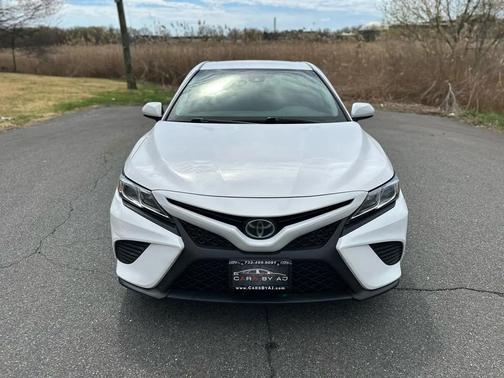 White 2019 Toyota Camry SE