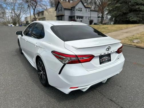 White 2019 Toyota Camry SE