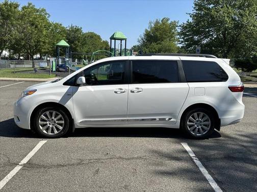 2017 Toyota Sienna LE