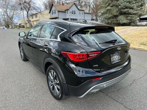 2017 INFINITI QX30 Premium