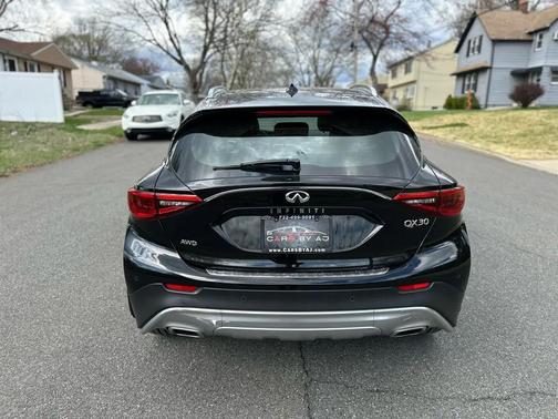 2017 INFINITI QX30 Premium