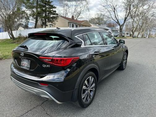 2017 INFINITI QX30 Premium