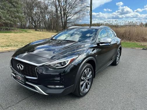 2017 INFINITI QX30 Premium