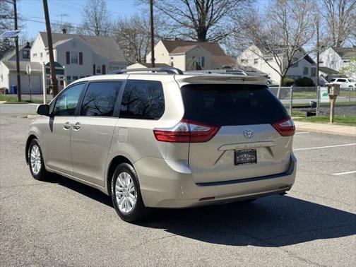 2017 Toyota Sienna XLE