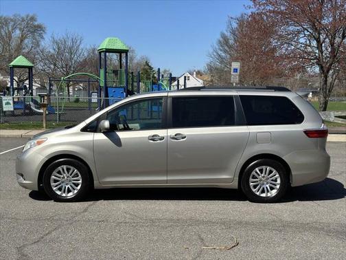 2017 Toyota Sienna XLE