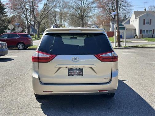 2017 Toyota Sienna XLE