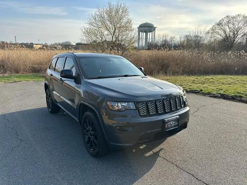 Gray 2018 Jeep Grand Cherokee Altitude