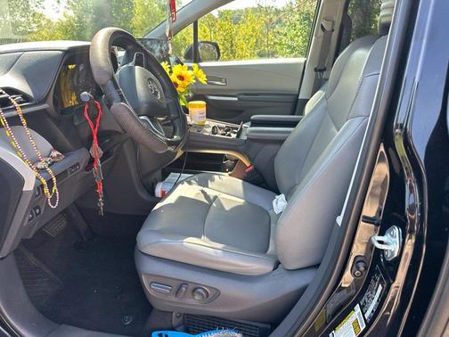 Midnight Black Metallic 2021 Toyota Sienna XLE