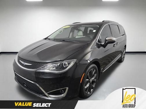 Brilliant Black Crystal Pearlcoat 2017 Chrysler Pacifica Limited