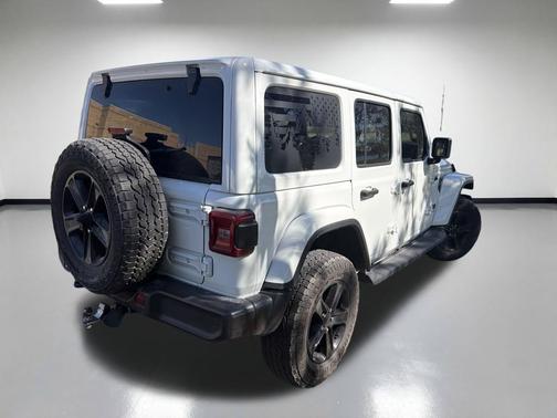 Bright White Clearcoat 2021 Jeep Wrangler Unlimited Sahara Altitude