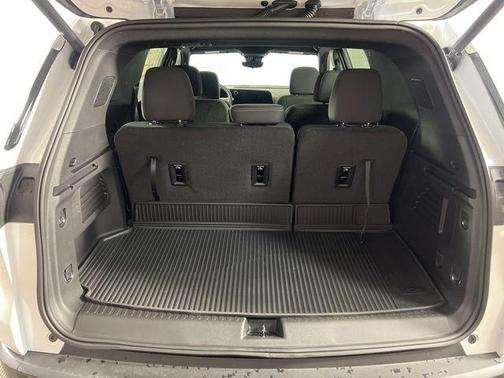 Summit White 2026 Chevrolet Traverse LT