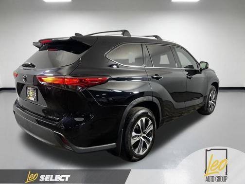 Black 2022 Toyota Highlander XLE