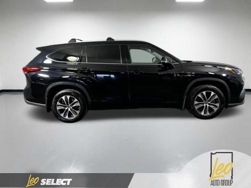 Black 2022 Toyota Highlander XLE