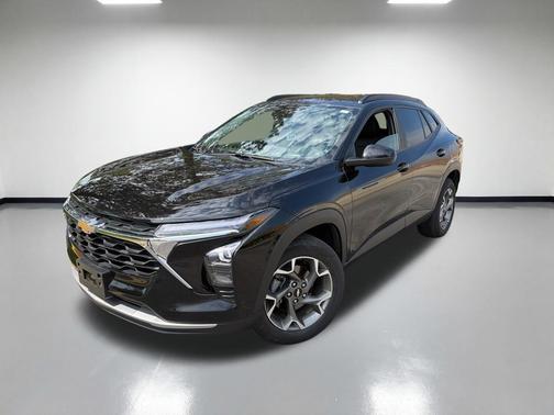 Mosaic Black Metallic 2025 Chevrolet Trax LT