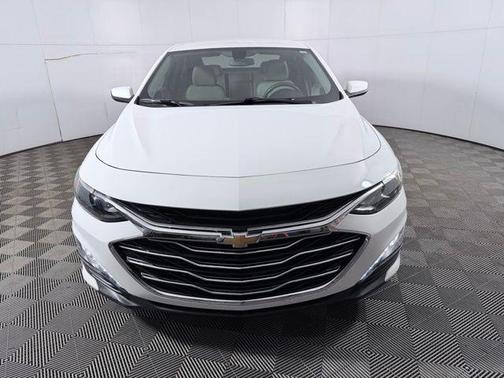 Summit White 2019 Chevrolet Malibu LT