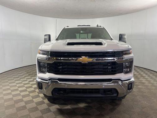 Summit White 2026 Chevrolet Silverado 3500 LT