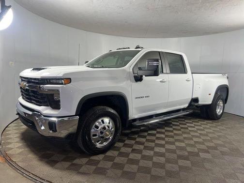 Summit White 2026 Chevrolet Silverado 3500 LT