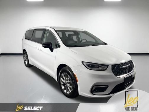 Bright White Clearcoat 2024 Chrysler Pacifica Touring-L