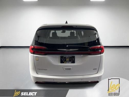 Bright White Clearcoat 2024 Chrysler Pacifica Touring-L