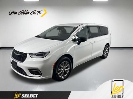Bright White Clearcoat 2024 Chrysler Pacifica Touring-L