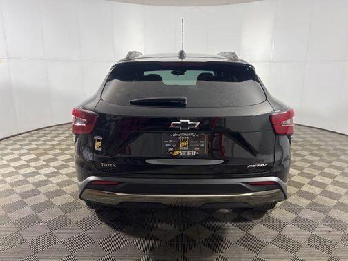 Mosaic Black Metallic 2026 Chevrolet Trax ACTIV