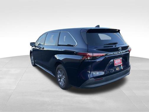 2021 Toyota Sienna XLE 7 Passenger