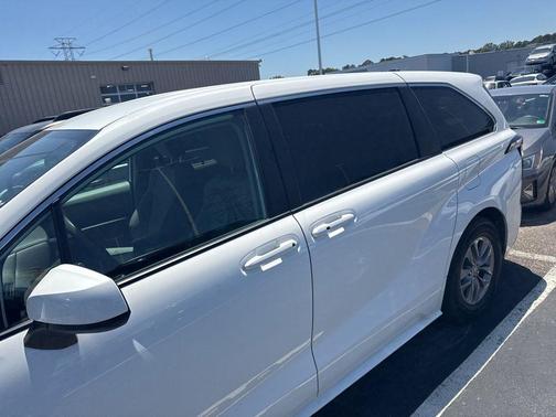 Ice Cap 2023 Toyota Sienna LE