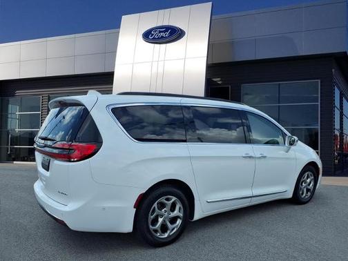Bright White Clearcoat 2022 Chrysler Pacifica LIMITED