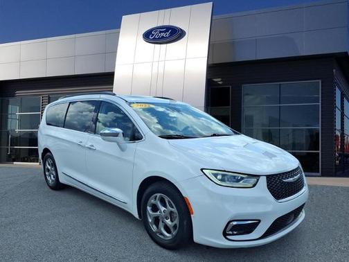 Bright White Clearcoat 2022 Chrysler Pacifica LIMITED