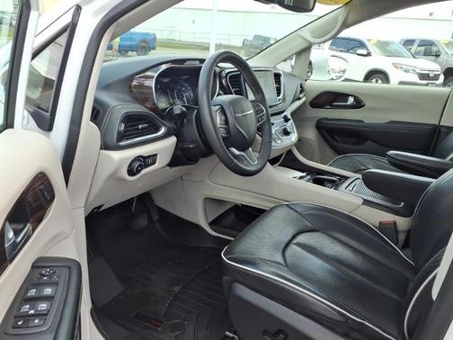 Bright White Clearcoat 2022 Chrysler Pacifica LIMITED