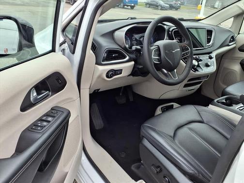 2024 Chrysler Pacifica Touring-L