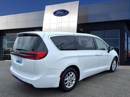 2024 Chrysler Pacifica Touring-L