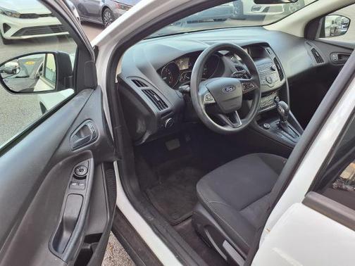OXFORD WHITE 2018 Ford Focus S