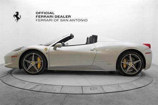 Photo 3 of 32 of 2013 Ferrari 458 Spider Base