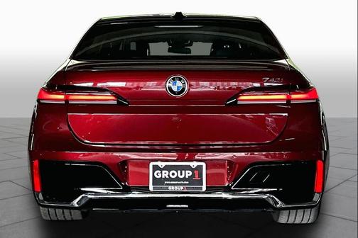 Aventurin Red Metallic 2026 BMW 740 740i