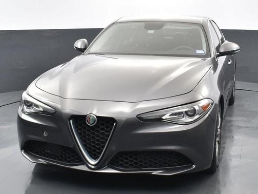 Photo 3 of 30 of 2017 Alfa Romeo Giulia Base