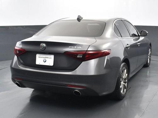 Photo 4 of 30 of 2017 Alfa Romeo Giulia Base