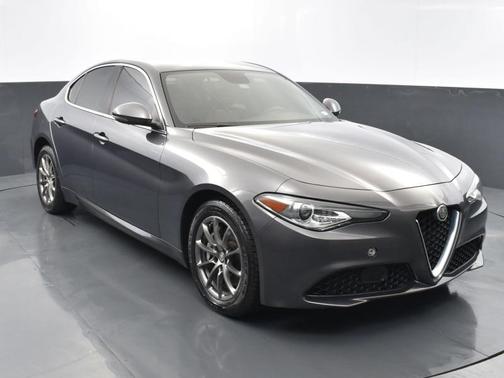 Photo 2 of 30 of 2017 Alfa Romeo Giulia Base