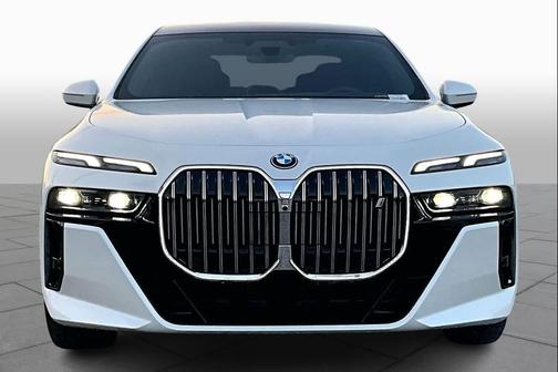 Mineral White Metallic 2025 BMW i7 eDrive50