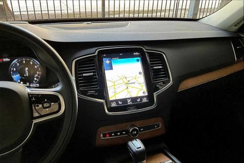 2022 Volvo XC90 T6 Momentum