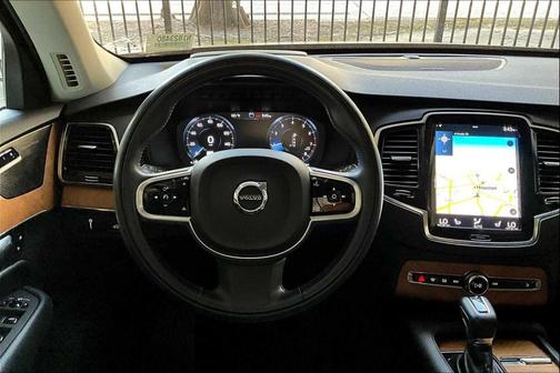 2022 Volvo XC90 T6 Momentum