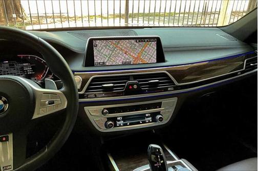 2022 BMW 740 i