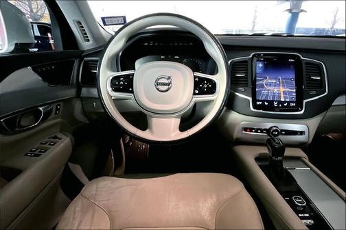 2017 Volvo XC90 T6 Momentum