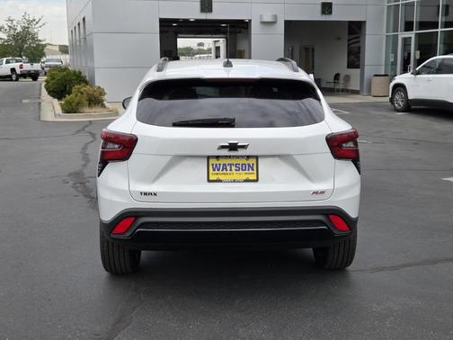 Summit White 2026 Chevrolet Trax 2RS