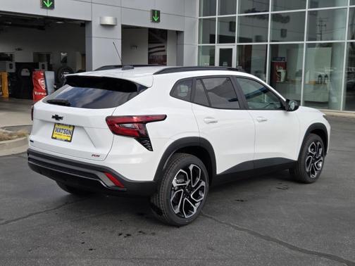 Summit White 2026 Chevrolet Trax 2RS