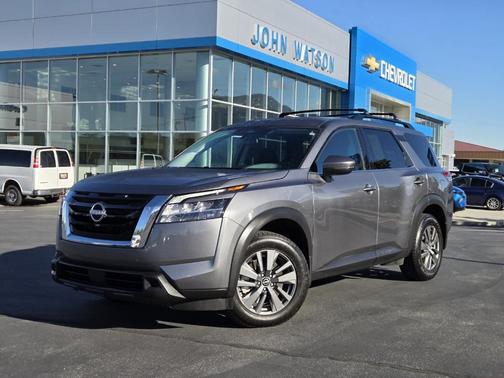 2022 Nissan Pathfinder SV