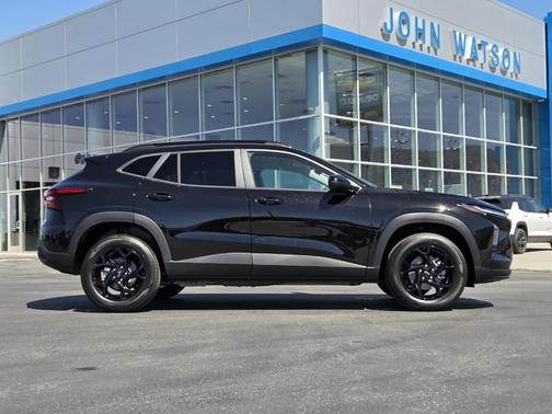 Mosaic Black Metallic 2026 Chevrolet Trax LT