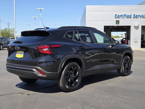 Mosaic Black Metallic 2026 Chevrolet Trax LT